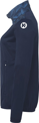 Dunkelblaue Jacke mit geometrischem Kragen und K-Logo auf der Schulter.