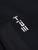 Detail eines schwarzen Stoffes mit weißem Logo im oberen Bereich.