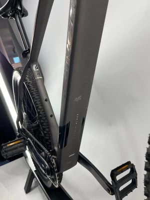 Detail des Rahmens eines schwarzen E-Bikes mit sichtbarem Schriftzug. Detail des Rahmens eines schwarzen E-Bikes mit sichtbarem Schriftzug.