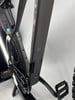 Detail des Rahmens eines schwarzen E-Bikes mit sichtbarem Schriftzug.