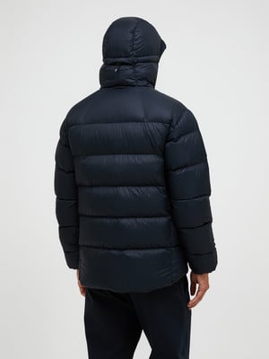 Rückansicht einer dunkelblauen Daunenjacke mit Kapuze.