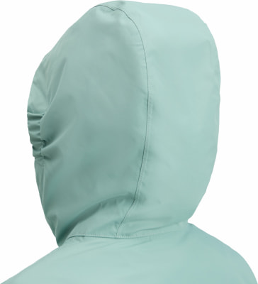 Detail der Kapuze einer hellgrünen Jacke mit leichter Raffung an der Seite.
