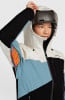 Frau in einer Skijacke mit Kapuze und Helm, Detail an Reißverschluss und Mesh-Futter.