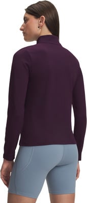 Frau in einem dunkelvioletten Langarmshirt und blauen Shorts. Frau in einem dunkelvioletten Langarmshirt und blauen Shorts.