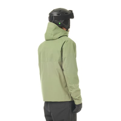 Rückansicht eines Mannes in einer grünen Skijacke und einem Helm. Rückansicht eines Mannes in einer grünen Skijacke und einem Helm.