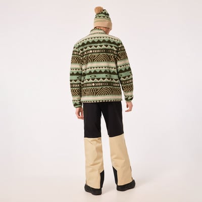 Mann von hinten in gestreiftem Fleece-Pullover und zweifarbiger Skihose.