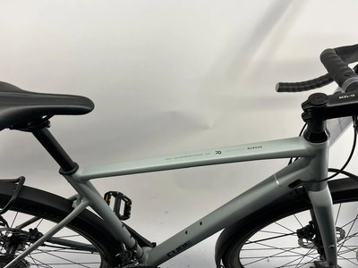 Grauer Gravel-Fahrradrahmen mit schwarzem Sattel und Lenker. Grauer Gravel-Fahrradrahmen mit schwarzem Sattel und Lenker.