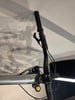 Ein Teil des Mountainbike-Lenkers mit Bremshebel und Rahmenteil.