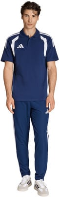 Mann in dunkelblauer Adidas Sportbekleidung mit weißen Streifen. Mann in dunkelblauer Adidas Sportbekleidung mit weißen Streifen.