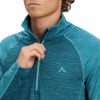 Mann in einem dunkelpetrolfarbenen Pullover mit McKinley-Logo auf der Brust.