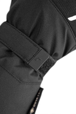 Detail eines schwarzen Skihandschuhs mit Logo und Klettverschluss. Detail eines schwarzen Skihandschuhs mit Logo und Klettverschluss.