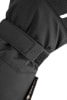 Detail eines schwarzen Skihandschuhs mit Logo und Klettverschluss.