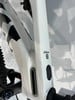 Detail eines weißen E-Bike-Rahmens mit Husqvarna-Logo und Ladeanschluss.