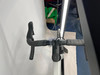 Detail eines Rennradlenkers mit Lenkerband und Bremshebeln.
