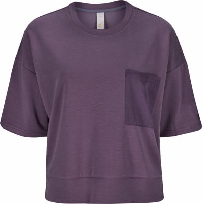 Lila T-Shirt mit kurzen Ärmeln und einer Brusttasche. Lila T-Shirt mit kurzen Ärmeln und einer Brusttasche.