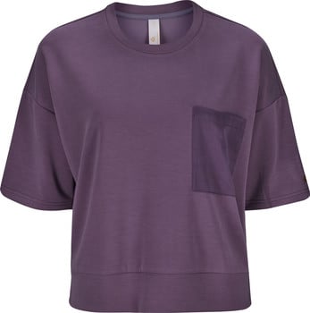 Lila T-Shirt mit kurzen Ärmeln und einer Brusttasche.
