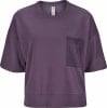 Lila T-Shirt mit kurzen Ärmeln und einer Brusttasche.