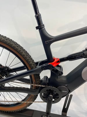 Nahaufnahme des Hinterteils eines E-Bikes mit Dämpfer und Kette. Nahaufnahme des Hinterteils eines E-Bikes mit Dämpfer und Kette.