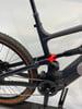 Nahaufnahme des Hinterteils eines E-Bikes mit Dämpfer und Kette.