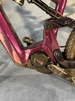 Detail eines E-Bikes mit sichtbarem Bosch Performance CX Motor und Kurbel. Detail eines E-Bikes mit sichtbarem Bosch Performance CX Motor und Kurbel.
