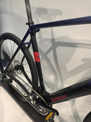 Rahmendetail eines schwarzen Trek E-Bikes mit blauen Akzenten und Logo. Rahmendetail eines schwarzen Trek E-Bikes mit blauen Akzenten und Logo.