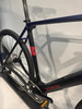 Rahmendetail eines schwarzen Trek E-Bikes mit blauen Akzenten und Logo.