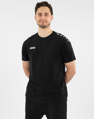 Ein Mann in einem schwarzen T-Shirt mit JAKO-Logo und weißen Streifen an den Schultern.
