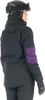Damen-Skijacke mit violetten Ärmeldetails und schwarzem Helm.