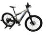 Ein silbernes KTM Mountain E-Bike mit Federung und schwarzen Rädern.
