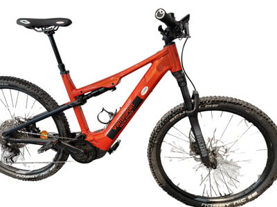 Orange Mountain-E-Bike mit Federung und Intersport-Logo auf dem Rahmen. Orange Mountain-E-Bike mit Federung und Intersport-Logo auf dem Rahmen.