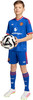 Ein Junge hält einen Fußball im Manchester-United-Trikot und Shorts.