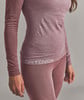 Detail eines Damen-Thermoshirts und einer Leggings mit ORTOVOX-Logo.