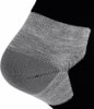 Detailaufnahme einer schwarzen Socke mit grauem Strickbereich an der Ferse.