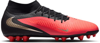 Fußballschuhe von Nike mit schwarzem Kragen, rotem Obermaterial und goldenem Nike-Logo. Fußballschuhe von Nike mit schwarzem Kragen, rotem Obermaterial und goldenem Nike-Logo.