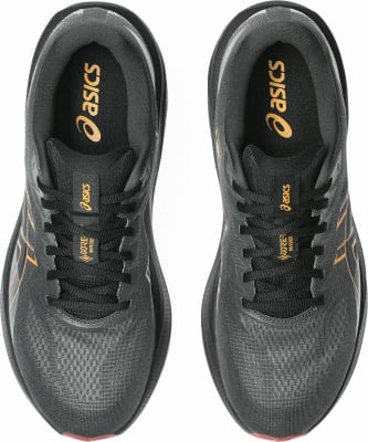 Draufsicht auf schwarze Asics Laufschuhe mit orangefarbenen Details.