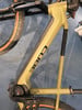 Ein goldenes Cube E-Mountainbike mit Rahmenlogo und Bosch-Motor.