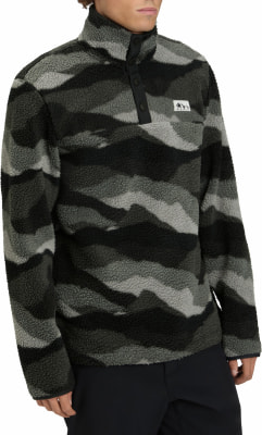 Ein Mann trägt einen grauen Fleecepullover mit Camouflage-Muster und hohem Kragen. Ein Mann trägt einen grauen Fleecepullover mit Camouflage-Muster und hohem Kragen.