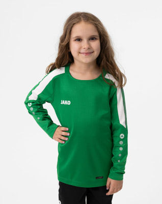 Mädchen in einem grünen Langarmshirt mit weißen Streifen auf den Ärmeln. Mädchen in einem grünen Langarmshirt mit weißen Streifen auf den Ärmeln.