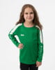 Mädchen in einem grünen Langarmshirt mit weißen Streifen auf den Ärmeln.