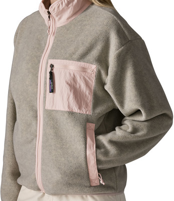 Graue Fleecejacke mit rosa Details und Reißverschlusstasche. Graue Fleecejacke mit rosa Details und Reißverschlusstasche.