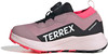 Damen-Outdoor-Schuh Adidas Terrex in Rosa mit Aufschrift Waterproof.