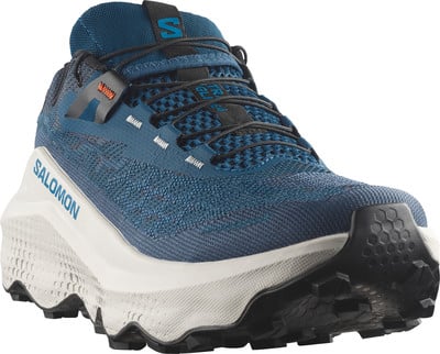 Ein blauer Salomon Laufschuh mit weißer Sohle und schwarzen Schnürsenkeln. Ein blauer Salomon Laufschuh mit weißer Sohle und schwarzen Schnürsenkeln.