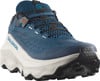 Ein blauer Salomon Laufschuh mit weißer Sohle und schwarzen Schnürsenkeln.