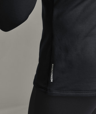 Detail eines schwarzen Stoffes mit weißem Aufdruck "MERINOINSIDE". Detail eines schwarzen Stoffes mit weißem Aufdruck "MERINOINSIDE".