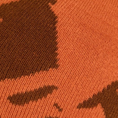 Gestricktes Muster mit orangefarbenen und braunen Streifen und Camouflage-Motiv. Gestricktes Muster mit orangefarbenen und braunen Streifen und Camouflage-Motiv.