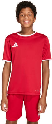 Junge in roter Sportkleidung mit weißen Streifen und Adidas-Logo. Junge in roter Sportkleidung mit weißen Streifen und Adidas-Logo.