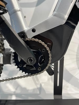 Detail eines E-Bikes mit Fokus auf Kurbeln und Kette. Detail eines E-Bikes mit Fokus auf Kurbeln und Kette.