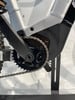 Detail eines E-Bikes mit Fokus auf Kurbeln und Kette.
