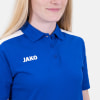 Nahaufnahme eines blauen Poloshirts mit weißen Streifen und JAKO-Logo.