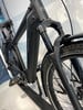 Ein schwarzes E-Bike von Riese & Müller mit Federgabel und Akku.